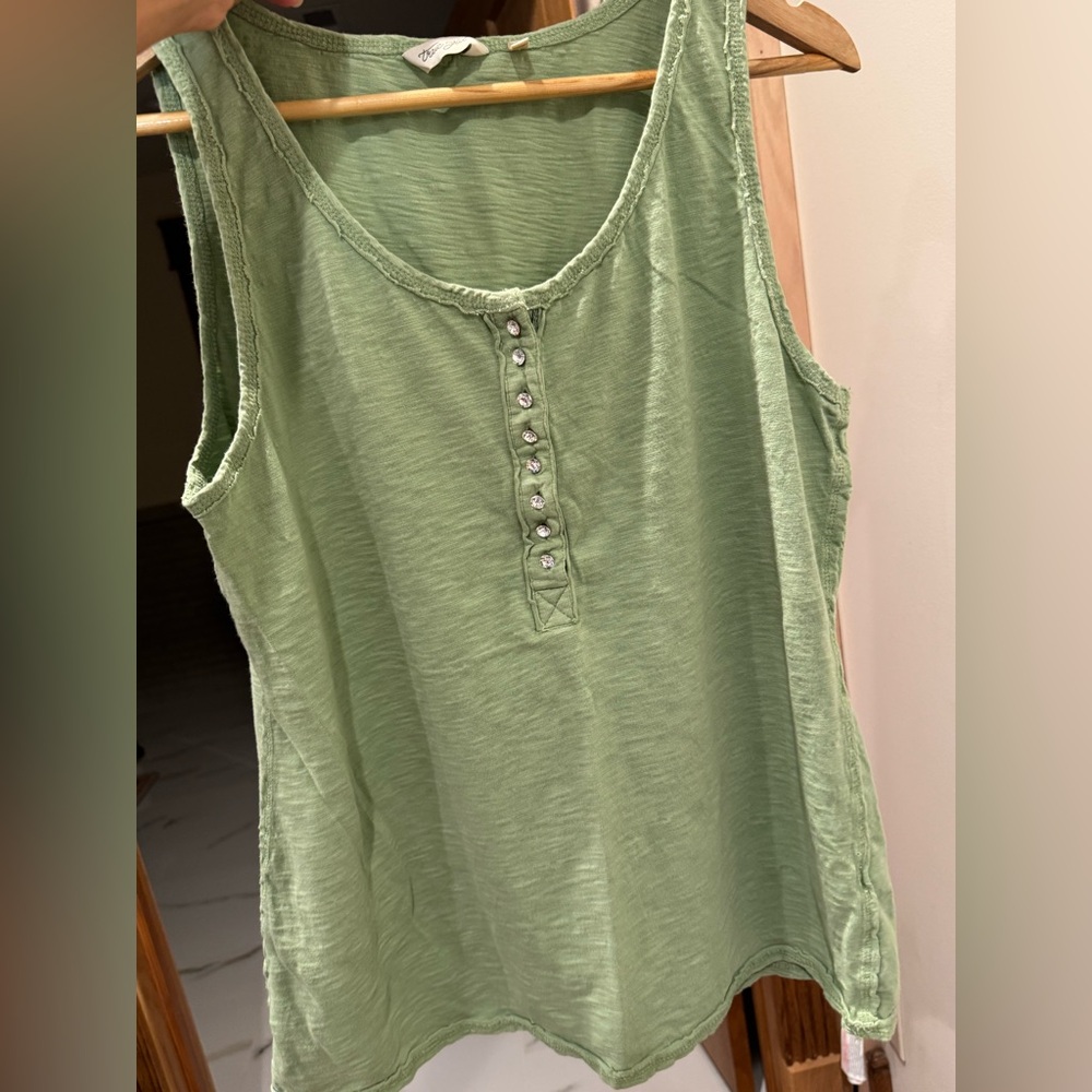 True Grit Green Sleeveless Buttoned Tank Top